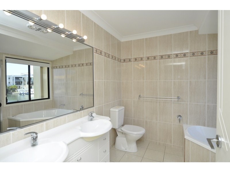 2/48 Vaggelas Crescent, Biggera Waters QLD 4216