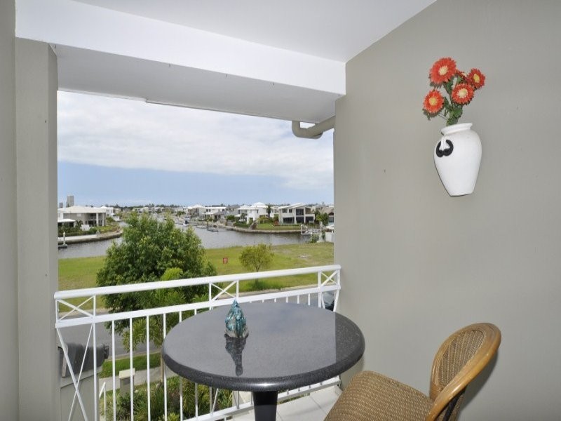 2/62 Compass Drive, Biggera Waters QLD 4216