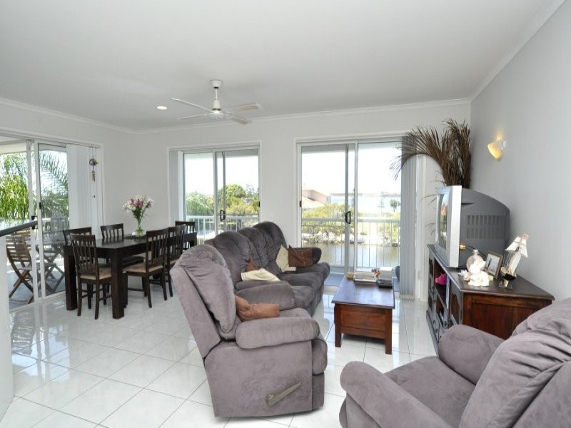 7/17 Canal Avenue, Runaway Bay QLD 4216