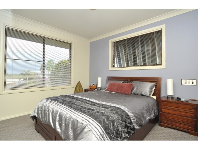 8 Third Avenue, Labrador QLD 4215
