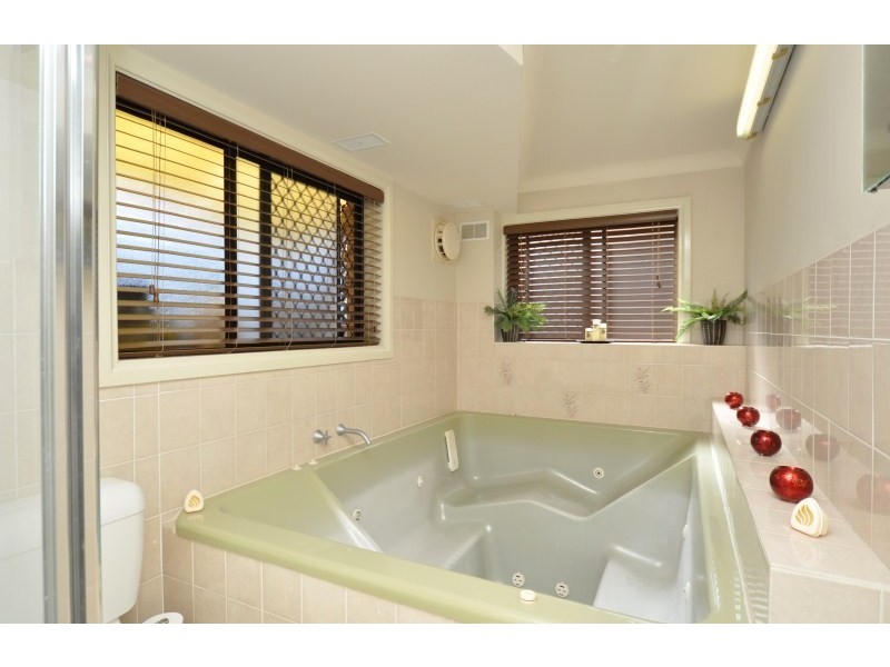 8 Third Avenue, Labrador QLD 4215