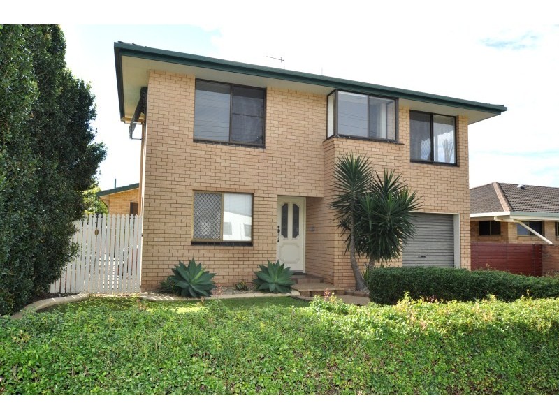 8 Third Avenue, Labrador QLD 4215