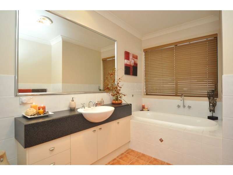 19 Dunnes Avenue, Hope Island QLD 4212