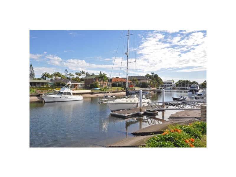 10 Bulolo Avenue, Runaway Bay QLD 4216