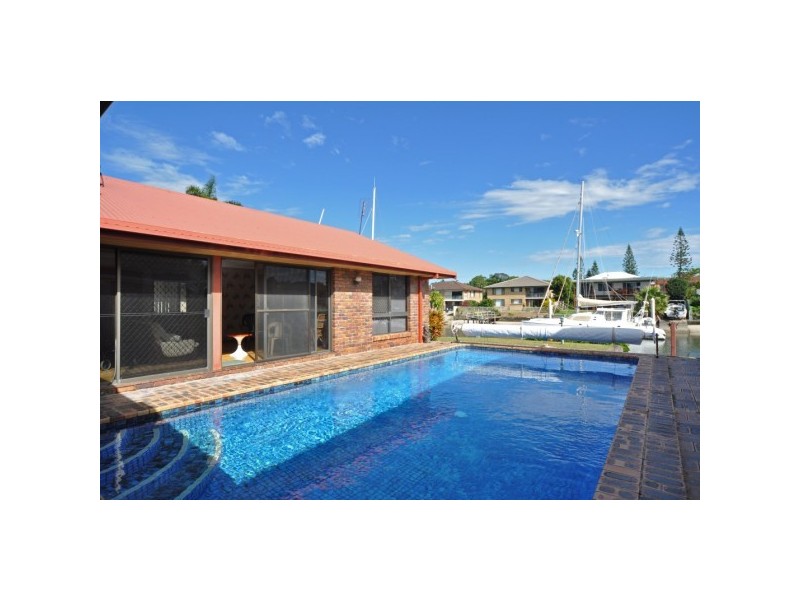 10 Bulolo Avenue, Runaway Bay QLD 4216