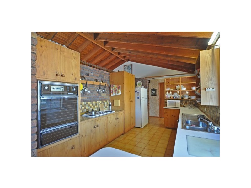 10 Bulolo Avenue, Runaway Bay QLD 4216