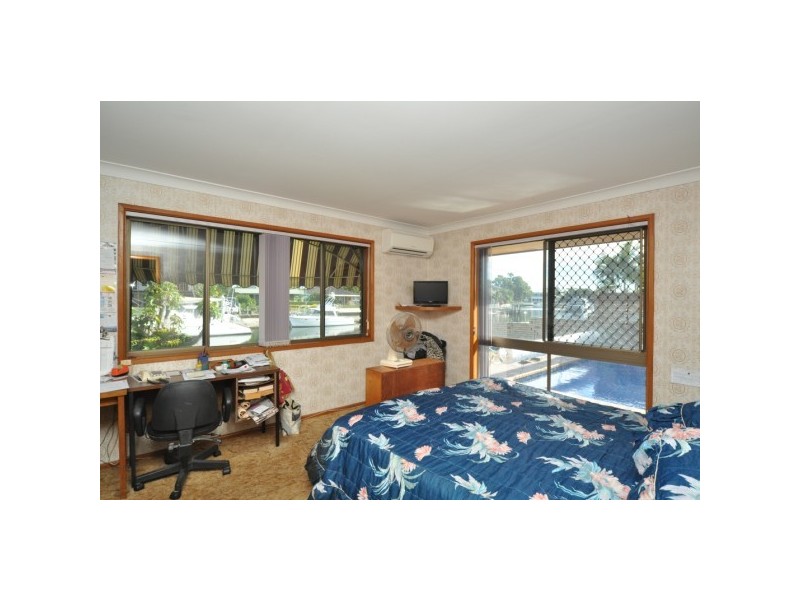 10 Bulolo Avenue, Runaway Bay QLD 4216