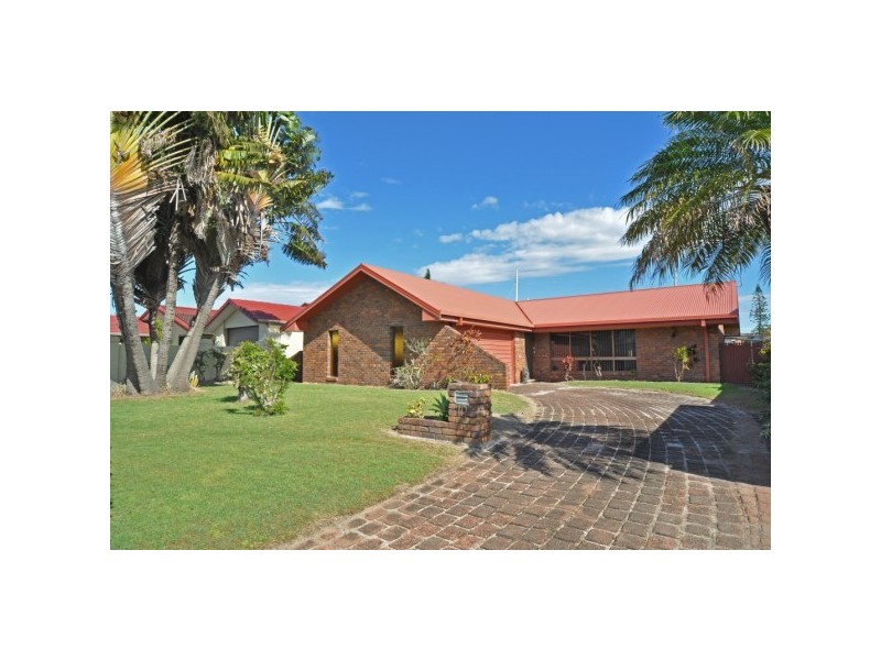 10 Bulolo Avenue, Runaway Bay QLD 4216