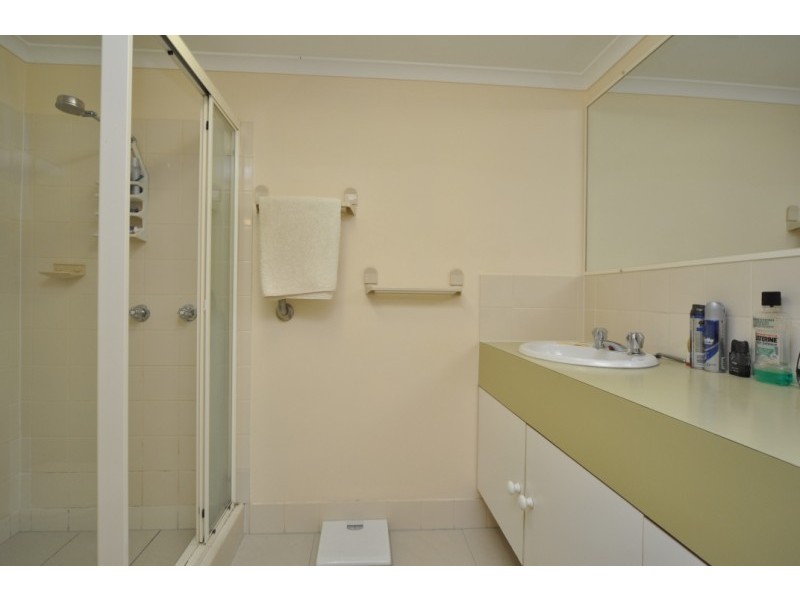 1/106 Bayview Street, Runaway Bay QLD 4216