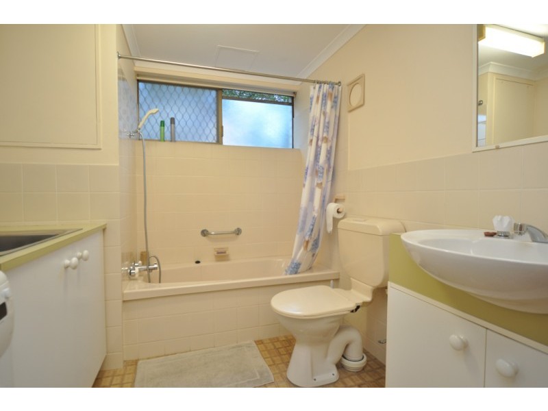 1/106 Bayview Street, Runaway Bay QLD 4216