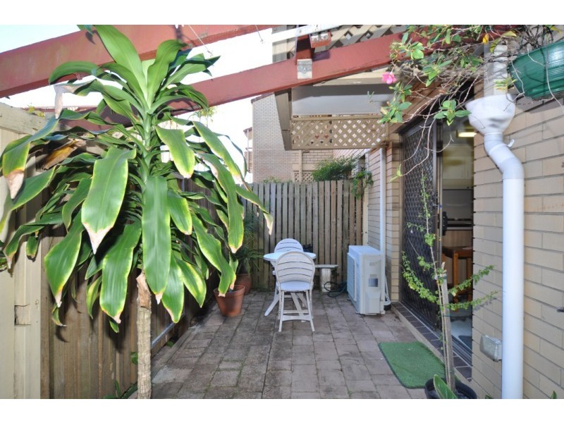 1/106 Bayview Street, Runaway Bay QLD 4216