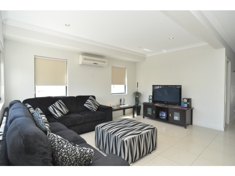 2/40 Bayview Street, Runaway Bay QLD 4216