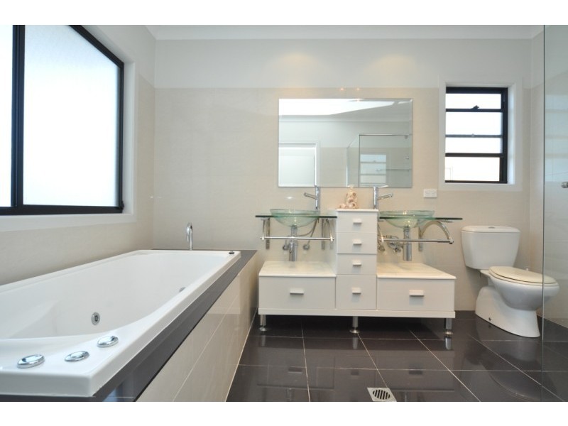 2/40 Bayview Street, Runaway Bay QLD 4216