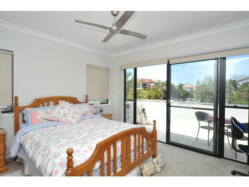 2/40 Bayview Street, Runaway Bay QLD 4216