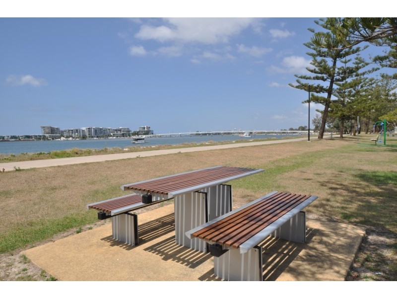 1 Mallard Avenue, Paradise Point QLD 4216