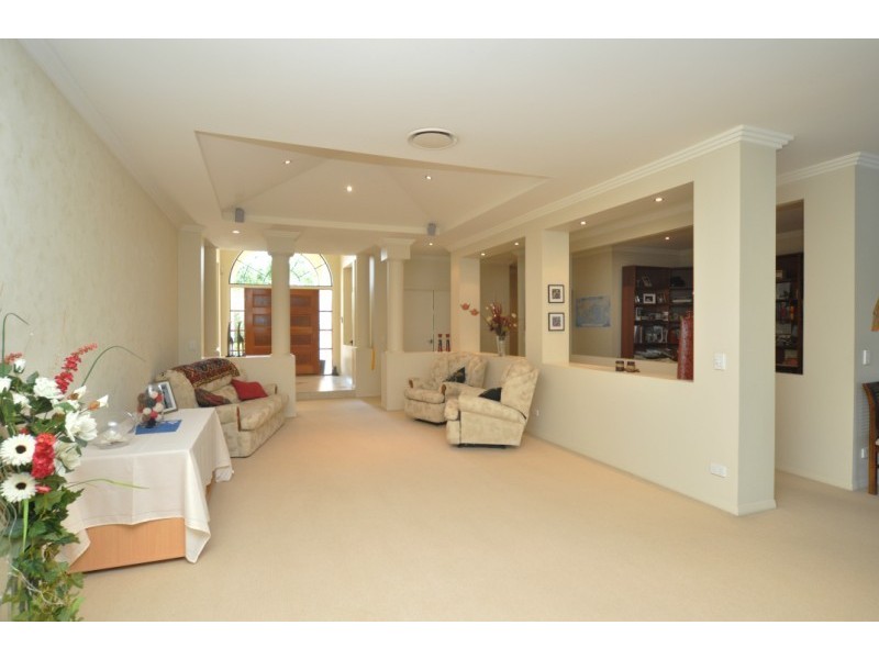 2101 Carlton Close, Hope Island QLD 4212