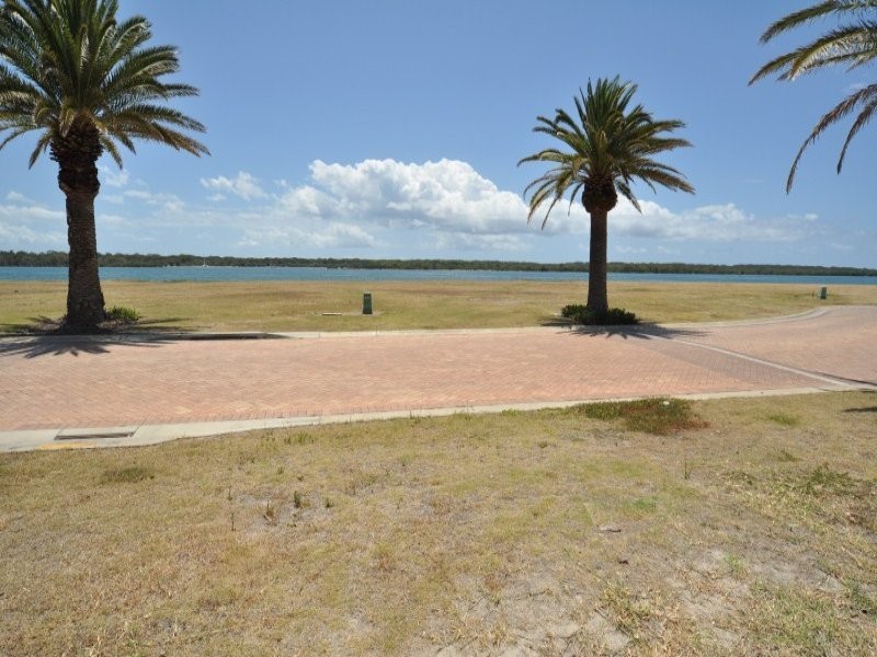 55 Knightsbridge Parade East, Sovereign Islands QLD 4216