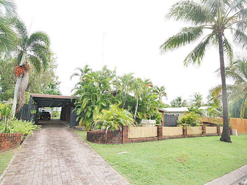 Holloways Beach QLD 4878