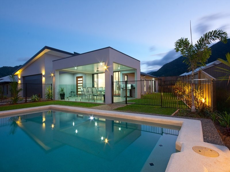 2 Springbrook Avenue, Redlynch QLD 4870