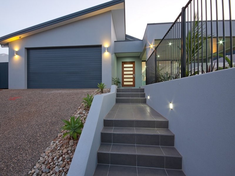 2 Springbrook Avenue, Redlynch QLD 4870