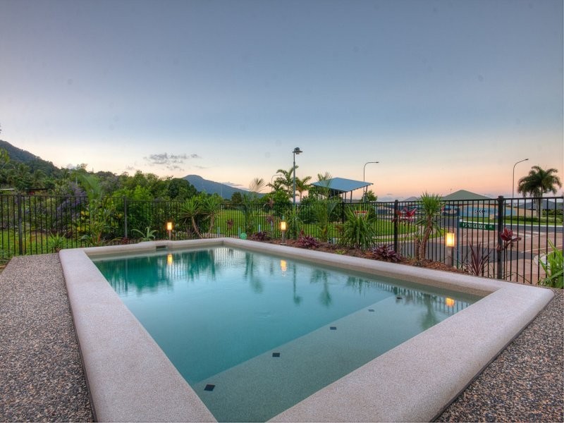 2 Springbrook Avenue, Redlynch QLD 4870