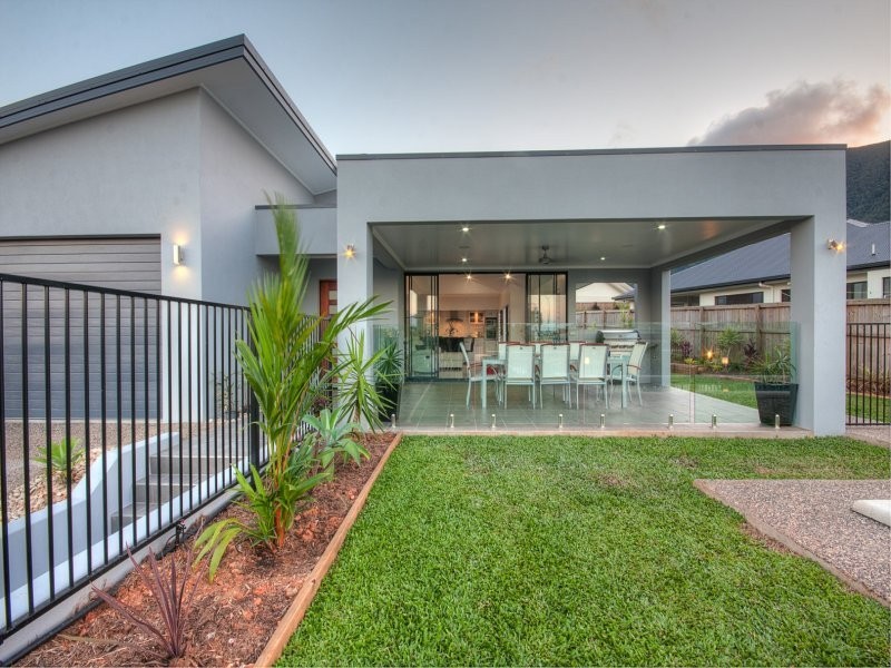 2 Springbrook Avenue, Redlynch QLD 4870