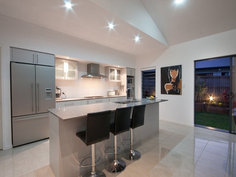 2 Springbrook Avenue, Redlynch QLD 4870