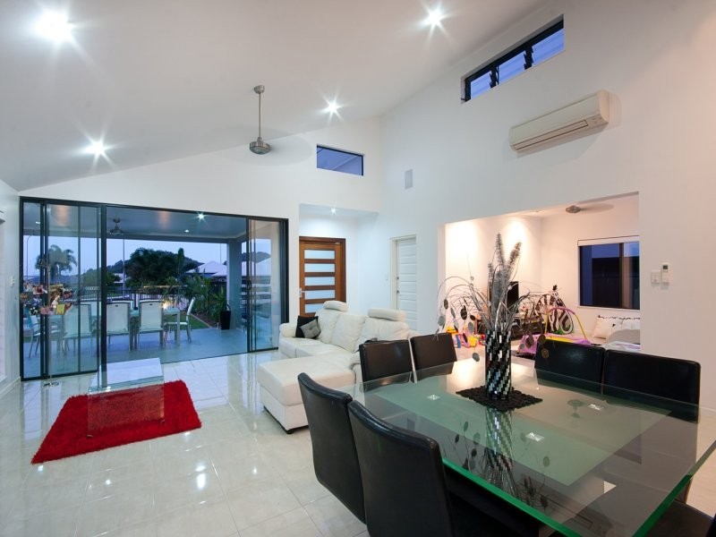 2 Springbrook Avenue, Redlynch QLD 4870