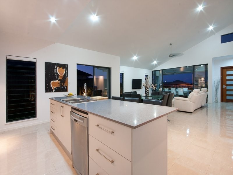 2 Springbrook Avenue, Redlynch QLD 4870