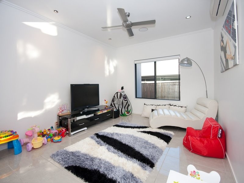 2 Springbrook Avenue, Redlynch QLD 4870