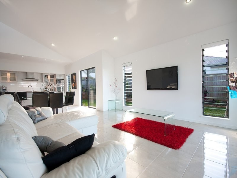 2 Springbrook Avenue, Redlynch QLD 4870