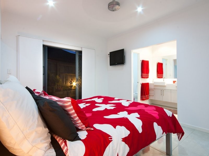 2 Springbrook Avenue, Redlynch QLD 4870