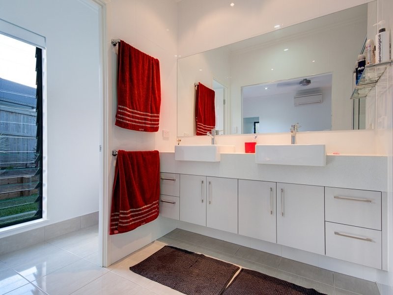 2 Springbrook Avenue, Redlynch QLD 4870