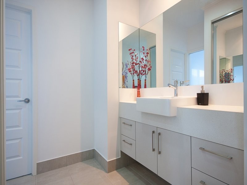 2 Springbrook Avenue, Redlynch QLD 4870