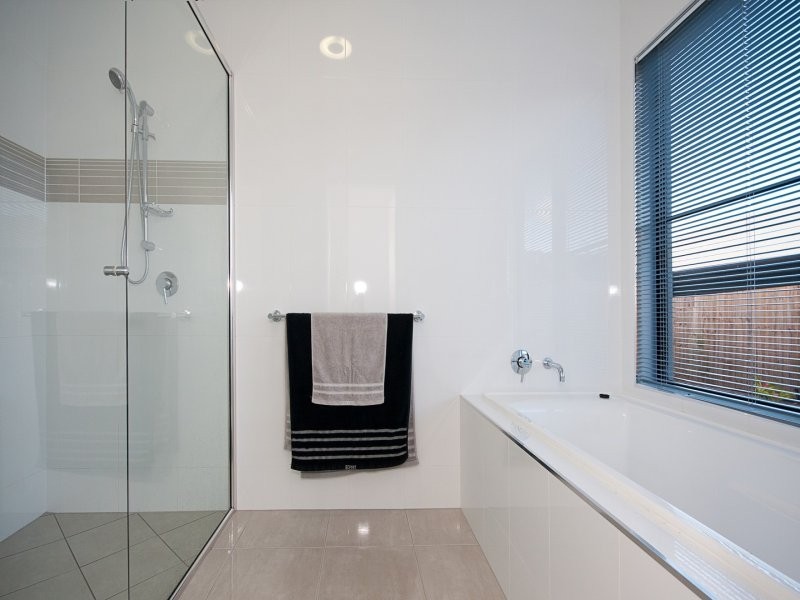 2 Springbrook Avenue, Redlynch QLD 4870