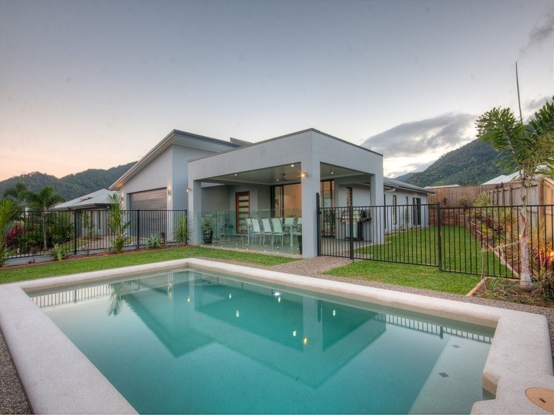 2 Springbrook Avenue, Redlynch QLD 4870