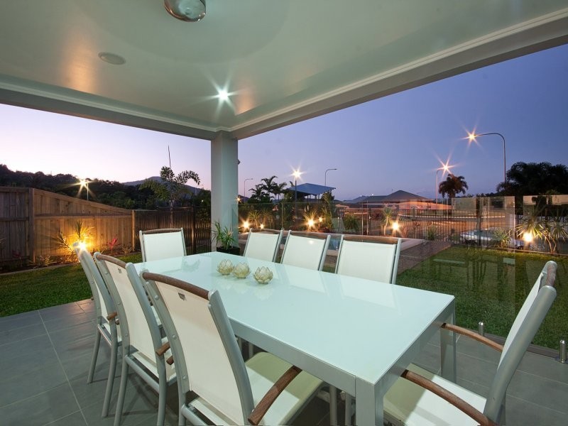 2 Springbrook Avenue, Redlynch QLD 4870