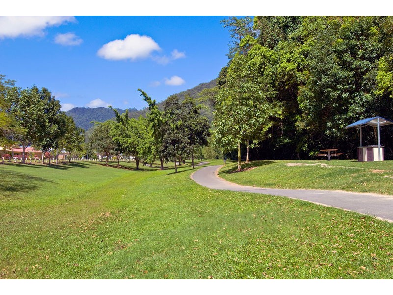 27 Willie Ming Close, Redlynch QLD 4870