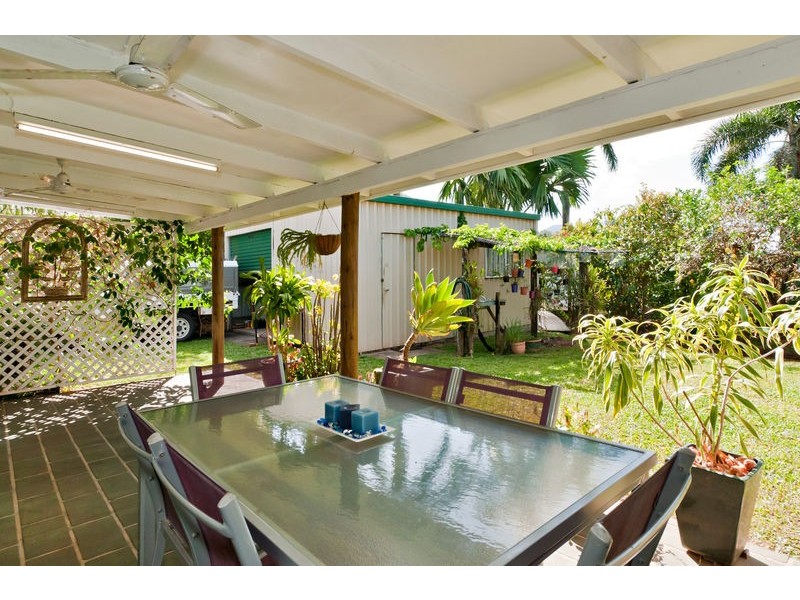 8 Stella Maris Close, Redlynch QLD 4870