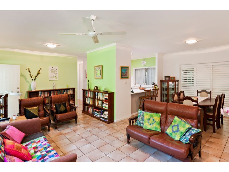 8 Stella Maris Close, Redlynch QLD 4870