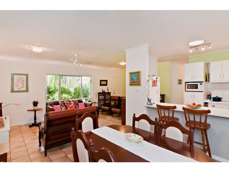 8 Stella Maris Close, Redlynch QLD 4870