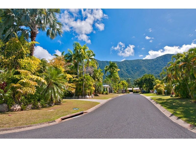 8 Stella Maris Close, Redlynch QLD 4870
