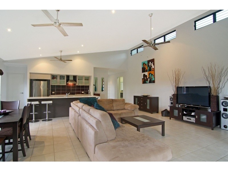 14 Buckinghamia Close, Redlynch QLD 4870