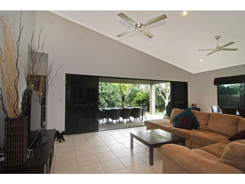 14 Buckinghamia Close, Redlynch QLD 4870