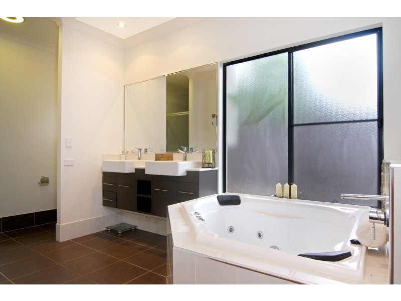 14 Buckinghamia Close, Redlynch QLD 4870