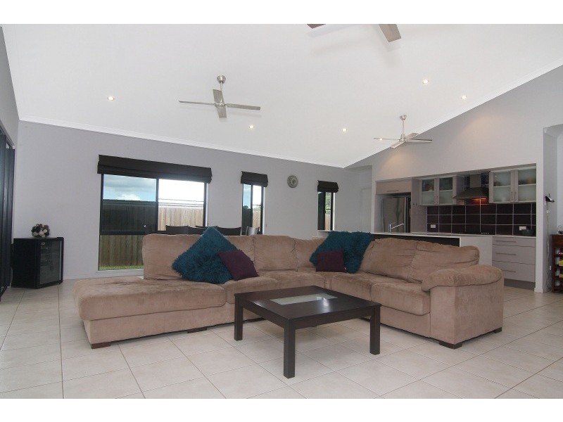 14 Buckinghamia Close, Redlynch QLD 4870