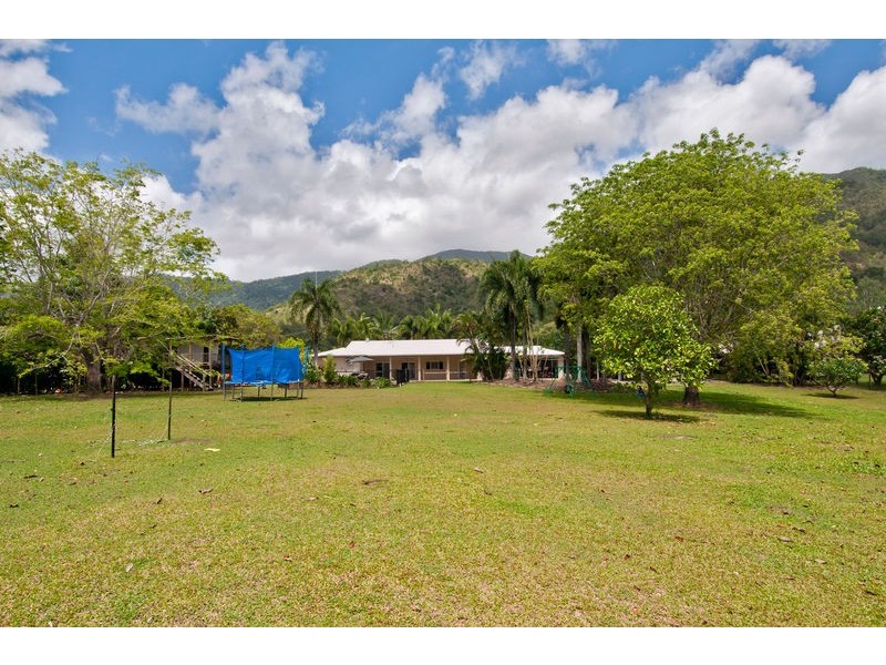 30-32 Pelizzari Close, Redlynch QLD 4870
