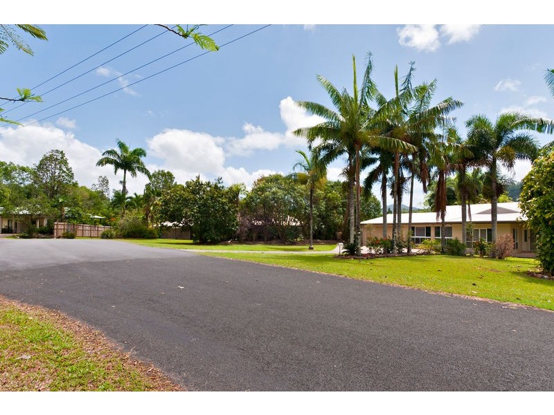 30-32 Pelizzari Close, Redlynch QLD 4870