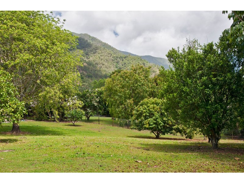 30-32 Pelizzari Close, Redlynch QLD 4870