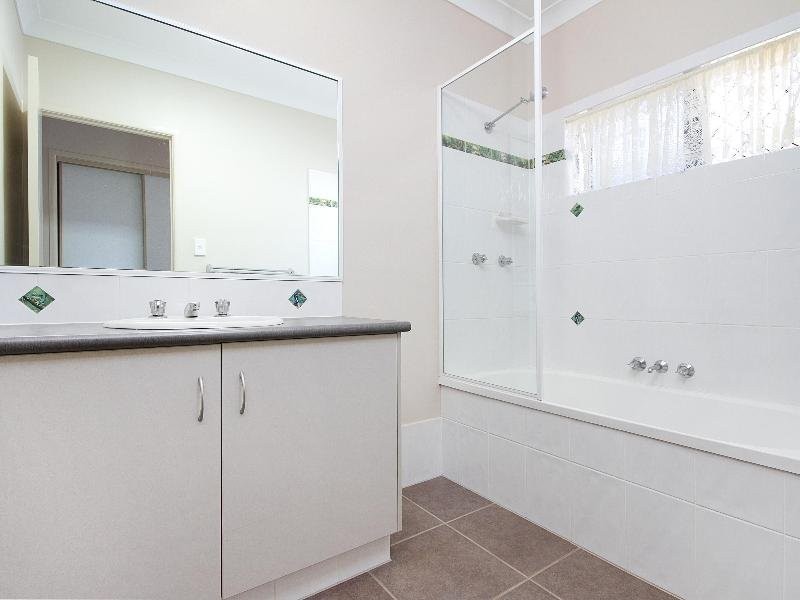 14 Tyrconnell Crescent, Redlynch QLD 4870